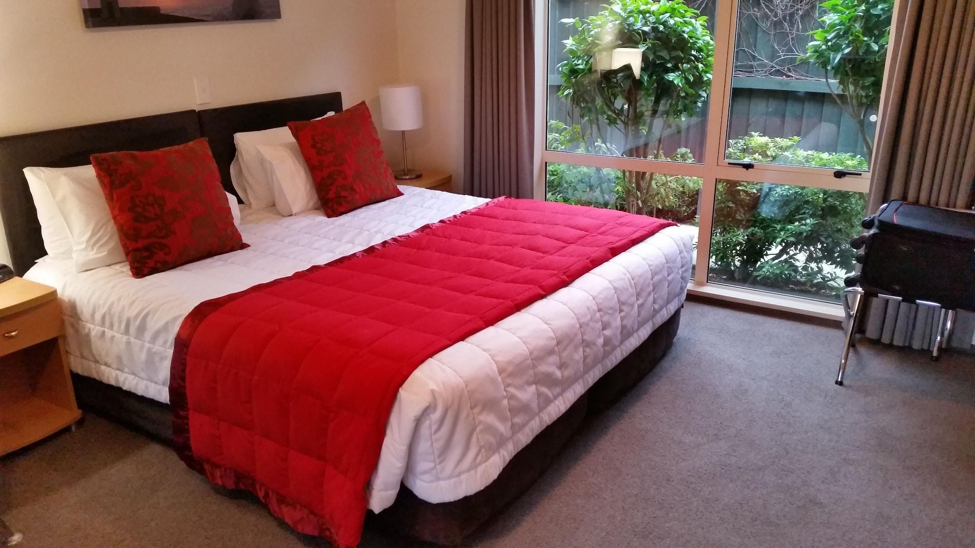 Colombo In The City Christchurch Exteriér fotografie A bed with a red throw