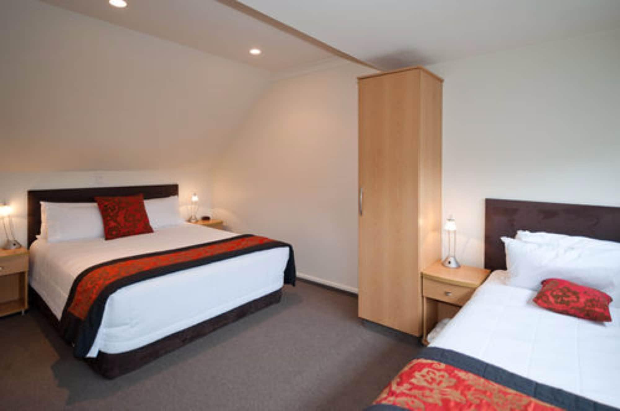 Colombo In The City Christchurch Exteriér fotografie A typical hotel room