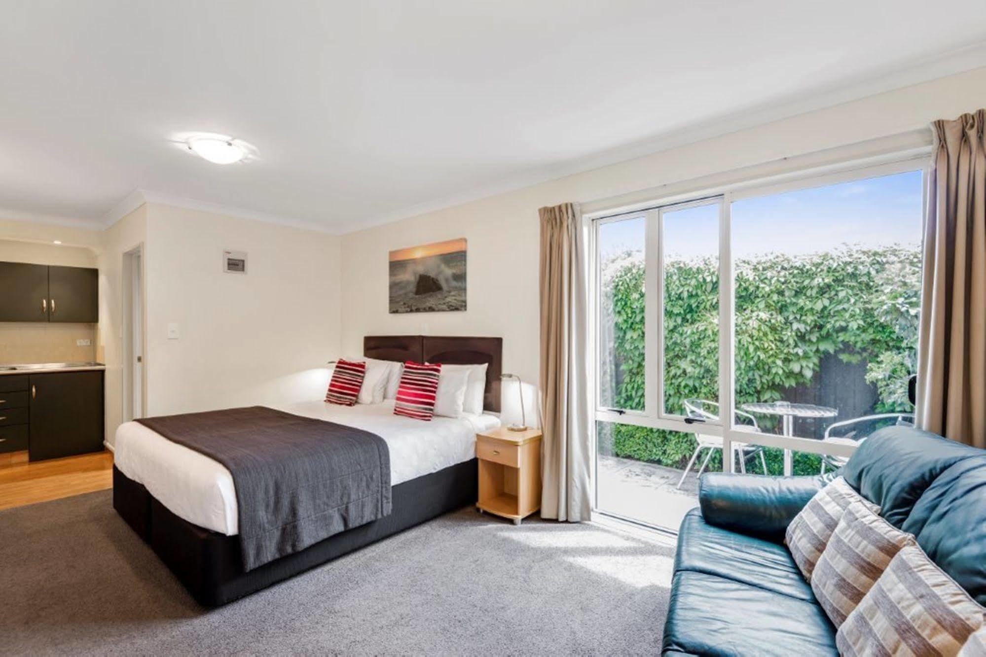 Colombo In The City Christchurch Exteriér fotografie A typical studio apartment